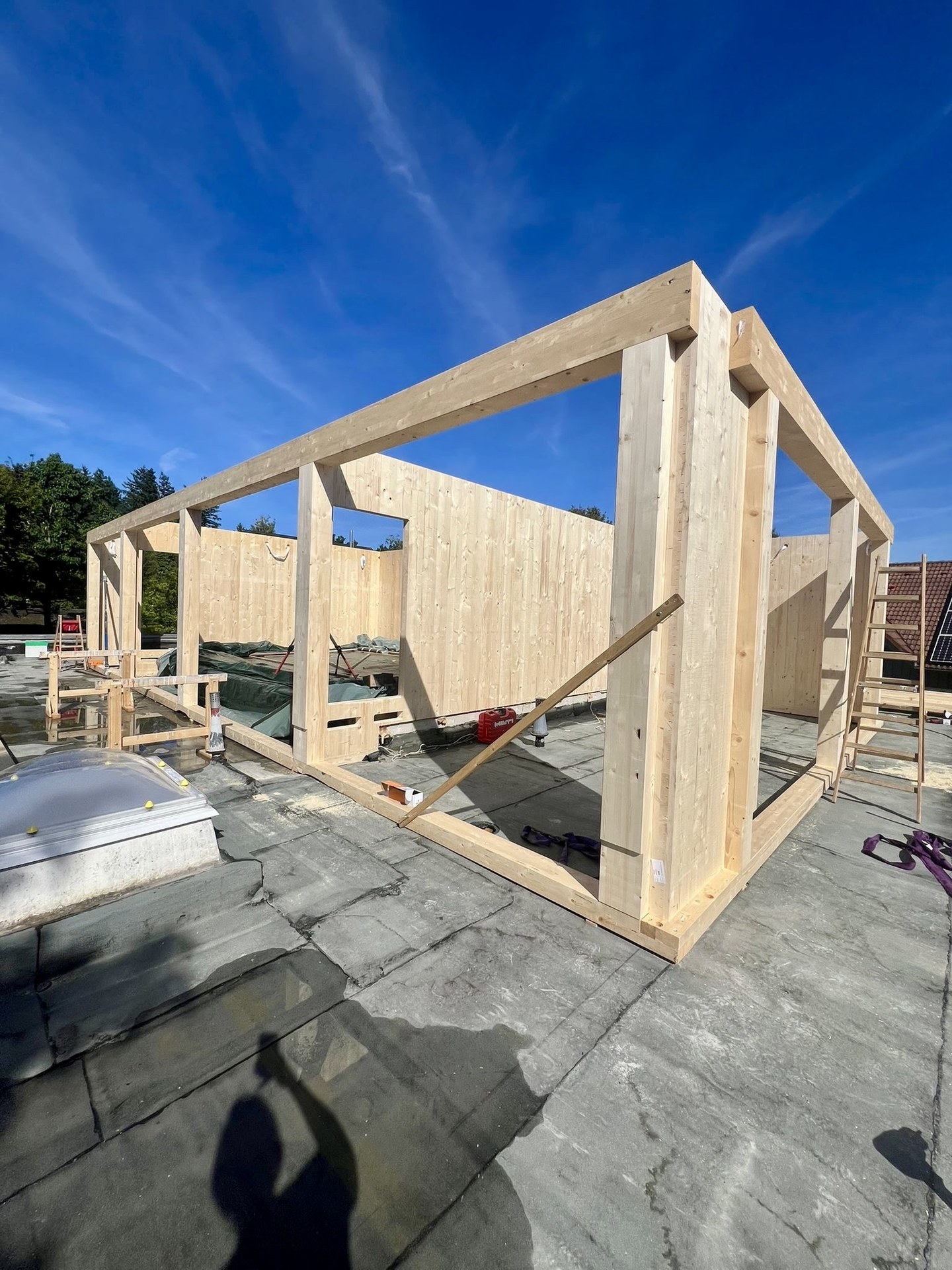 Holzriegelbau-Aufstockung auf Flachdach im Rohbaustadium